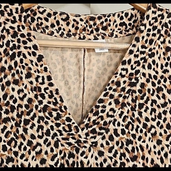 Old Navy Leopard Shirt Top Flowy Animal Print V-neck Tee Size S EUC - Picture 5 of 5